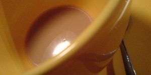 Du kannst mich mit Künstlerkaffee unterstützen. Symbolisch steht dafür dieses Bild einer gelben Kaffeetasse, die leider leer ist. | © 2006 Claus R. Kullak | crk-res.de