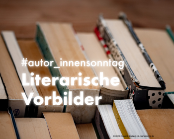 Mehrere Reihen alter Bücher auf einem Antiquariatstisch. Darüber steht: "Autor:innensonntag: Literarische Vorbilder" | © Claus R. Kullak | crk-respublica.de