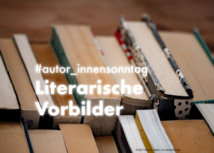 Mehrere Reihen alter Bücher auf einem Antiquariatstisch. Darüber steht: "Autor:innensonntag: Literarische Vorbilder" | © Claus R. Kullak | crk-respublica.de