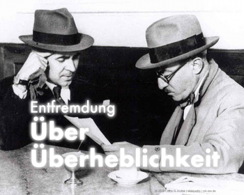 Das Foto vom 06.06.1914 zeigt Fernando Pessoa und Costa Brochado über einem Dokument ins Gespräch vertieft. Darüber steht: "Entfremdung: Über Überheblichkeit" | Claus R. Kullak | Wikipedia | crk-res.de